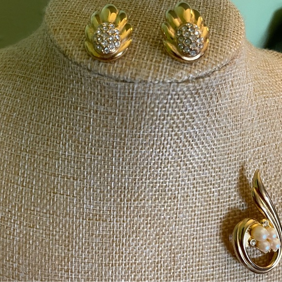 Gold brooch and earrings bundle - Picture 9 of 13